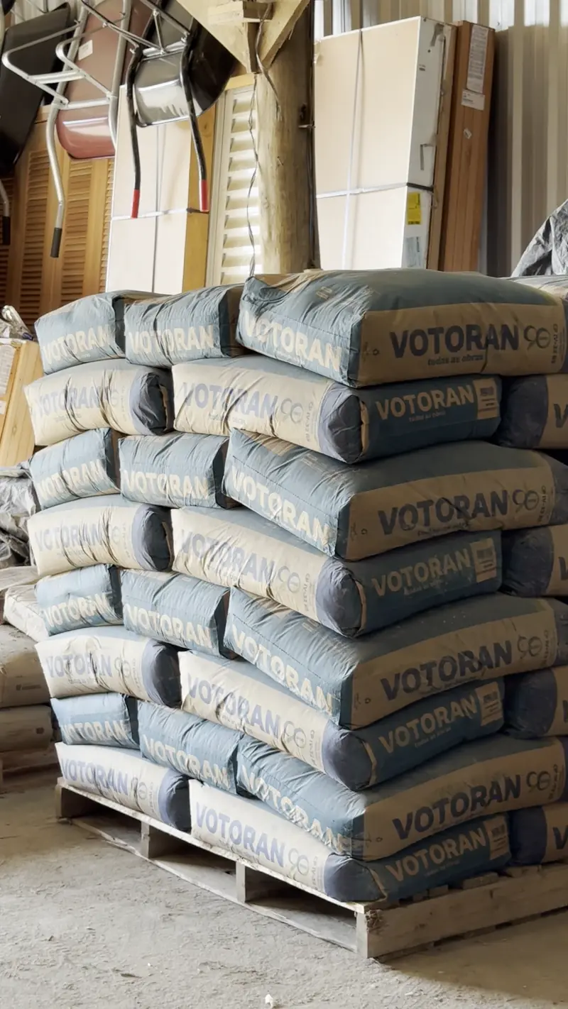 Pallet de sacos de cimento Votoran no depósito