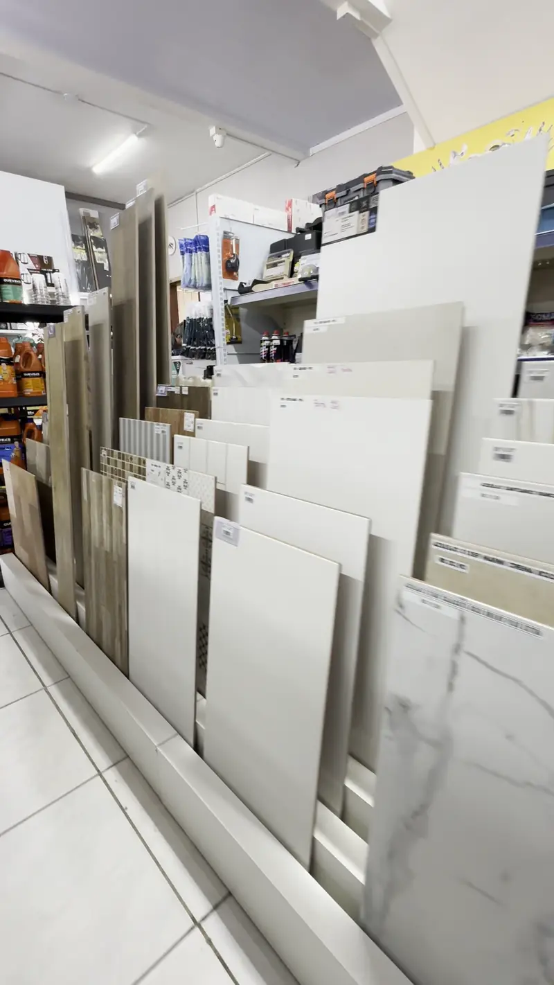 Corredor da loja com placas de porcelanato expostas