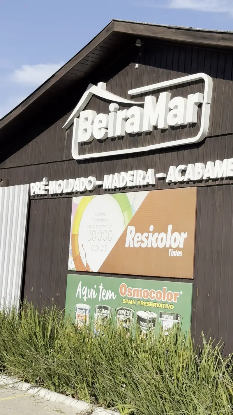 Placa da Beira Mar no galpão: pré-moldado, madeira e acabamento