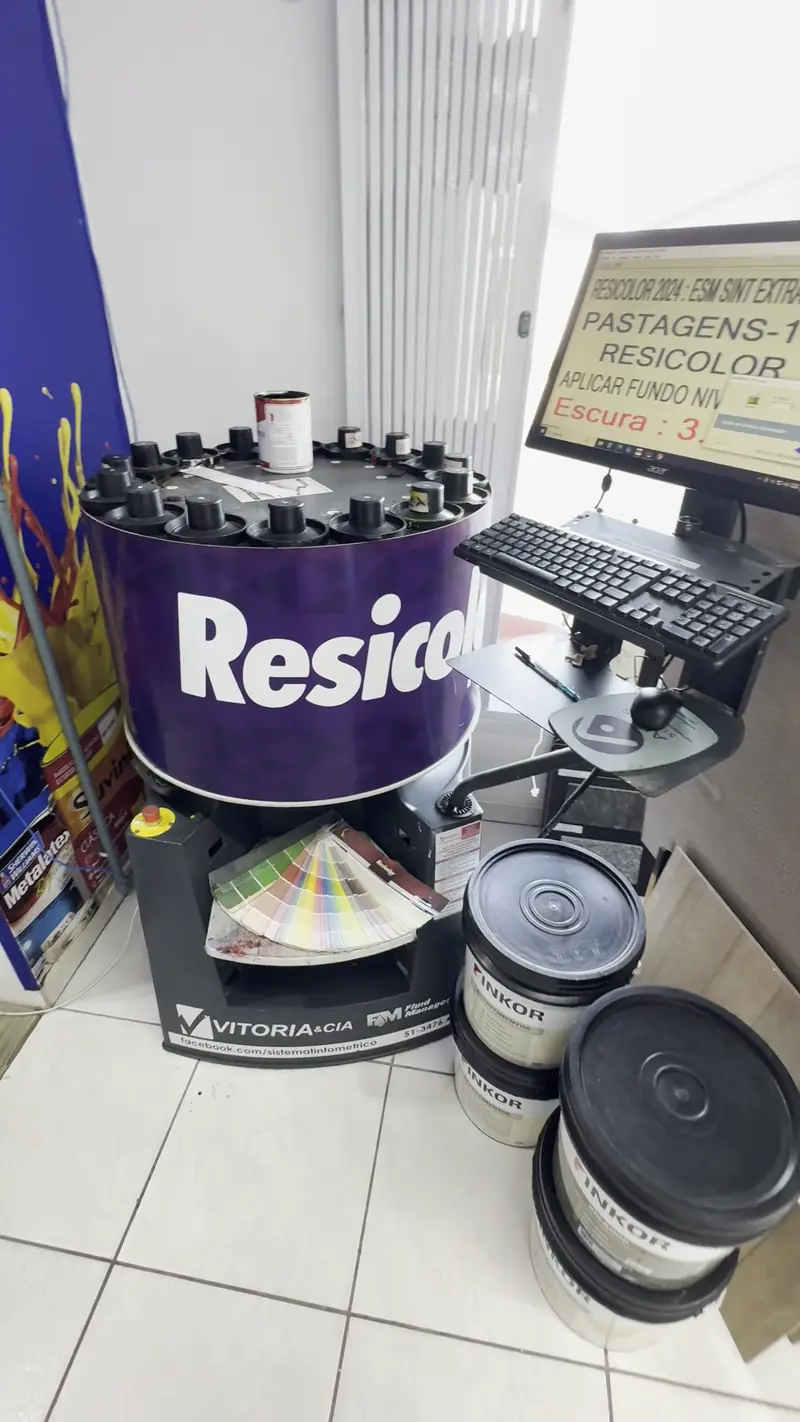 Expositor de tintas Resicolor no balcão da loja